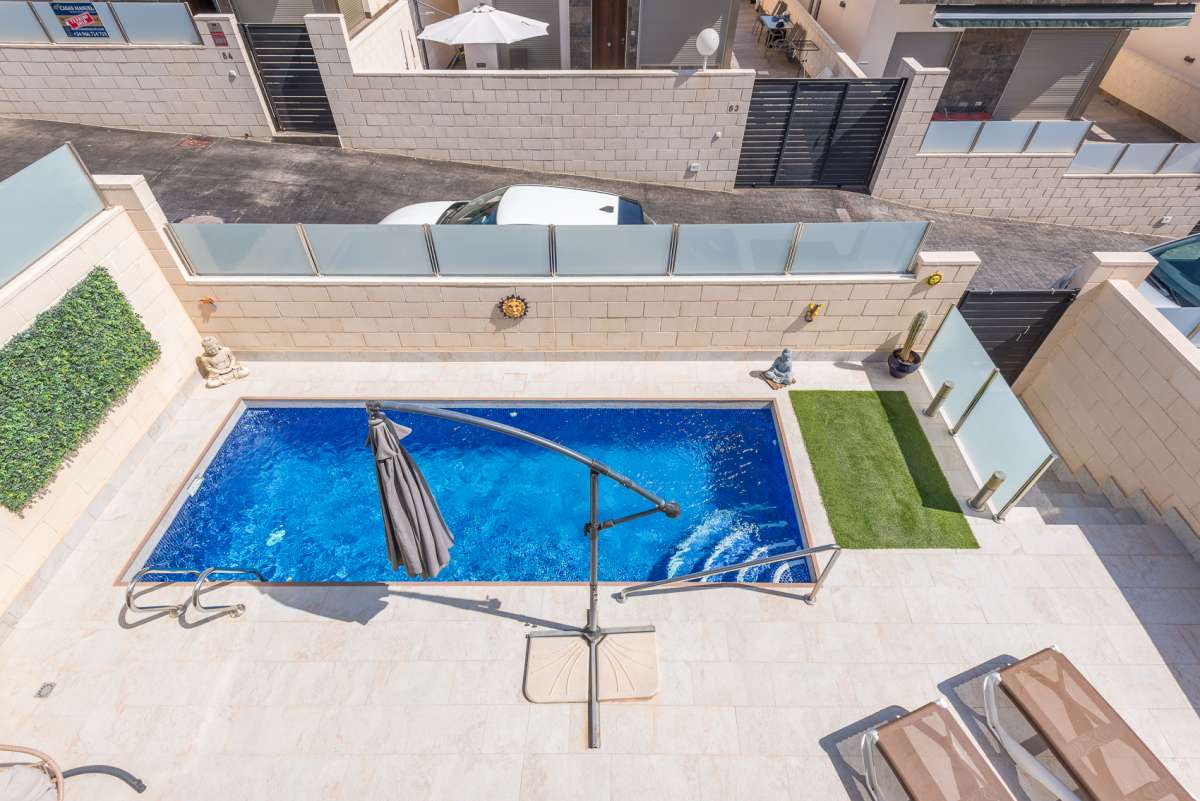 For sale - 3 Bedroom 3 Bathroom Villa in Villamartin - Costa Blanca  - Alicante
