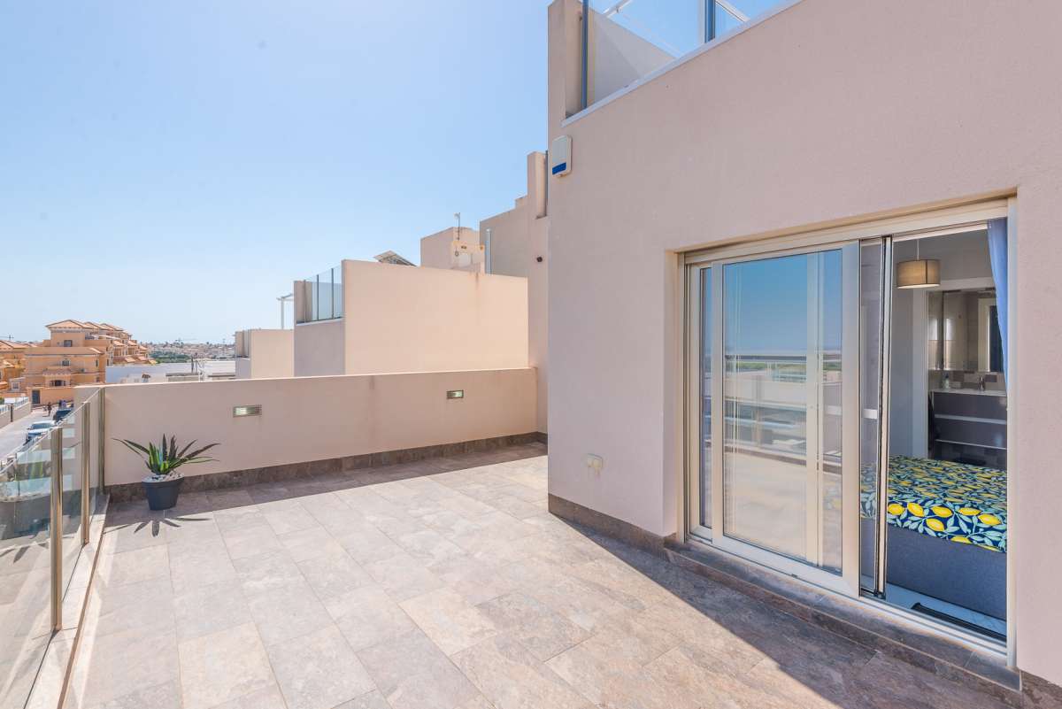 For sale - 3 Bedroom 3 Bathroom Villa in Villamartin - Costa Blanca  - Alicante
