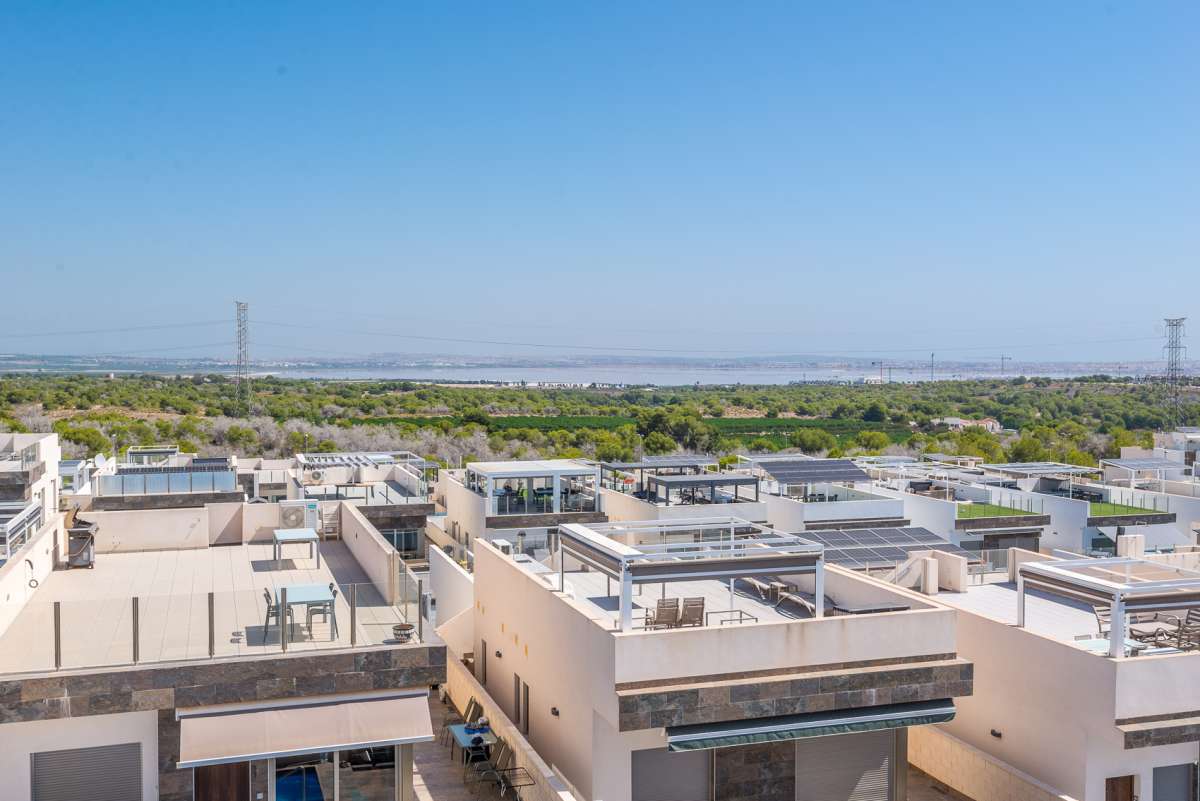 For sale - 3 Bedroom 3 Bathroom Villa in Villamartin - Costa Blanca  - Alicante