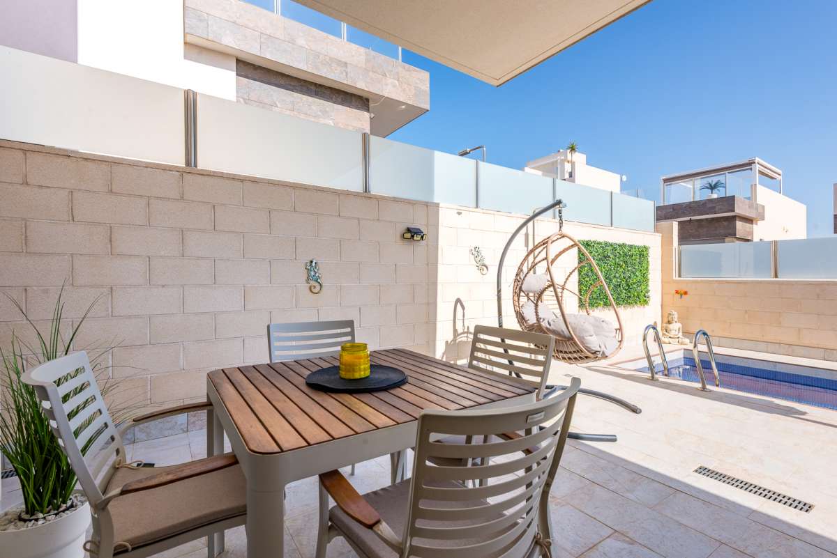For sale - 3 Bedroom 3 Bathroom Villa in Villamartin - Costa Blanca  - Alicante
