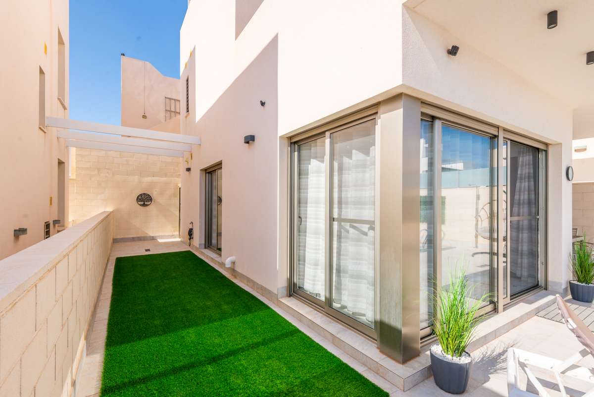 For sale - 3 Bedroom 3 Bathroom Villa in Villamartin - Costa Blanca  - Alicante