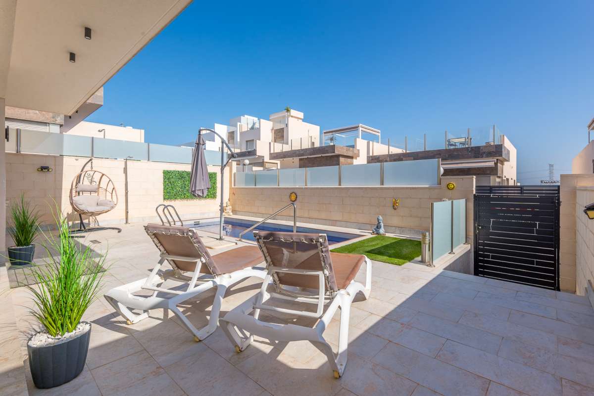 For sale - 3 Bedroom 3 Bathroom Villa in Villamartin - Costa Blanca  - Alicante