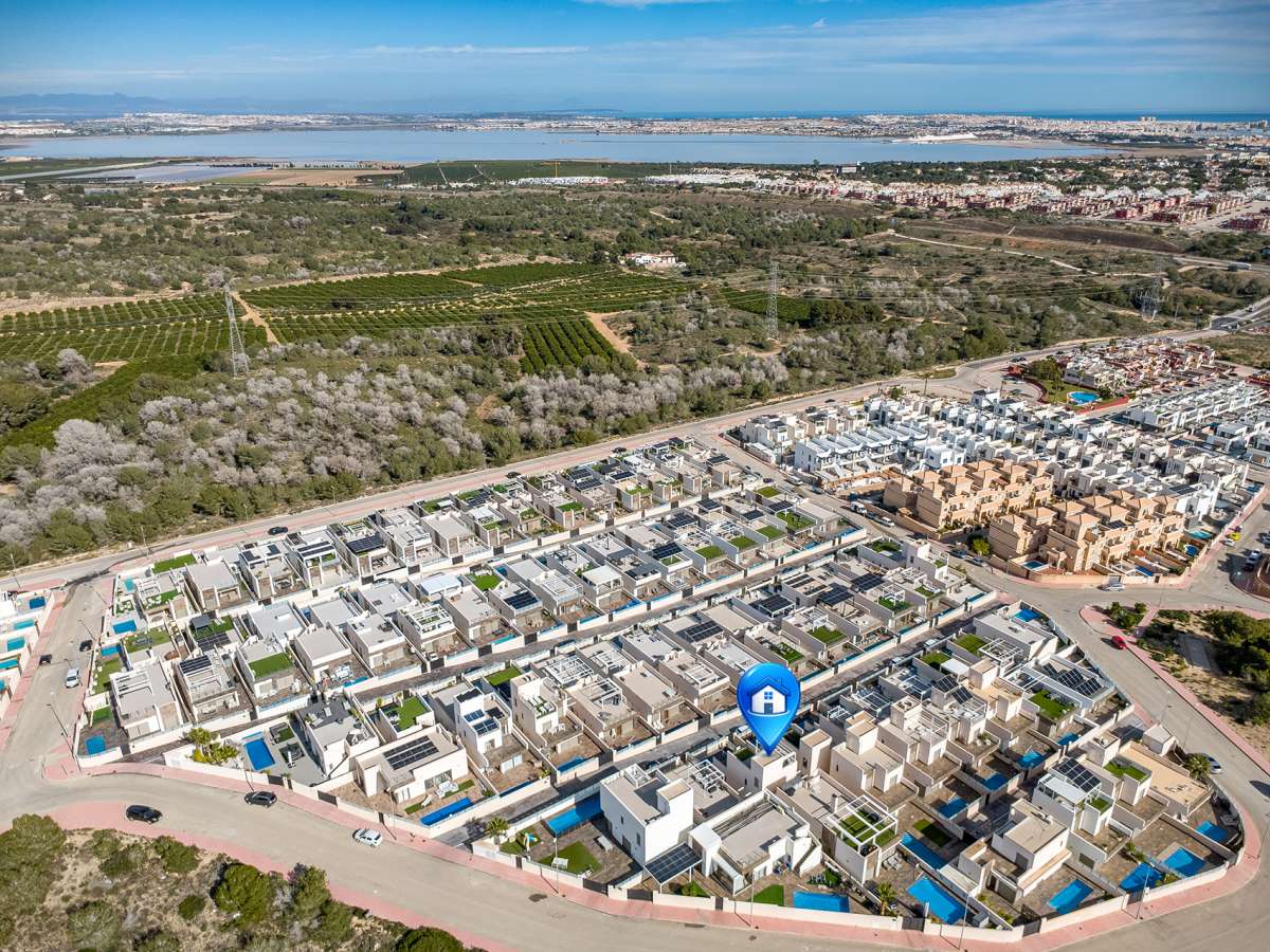 For sale - 3 Bedroom 3 Bathroom Villa in Villamartin - Costa Blanca  - Alicante