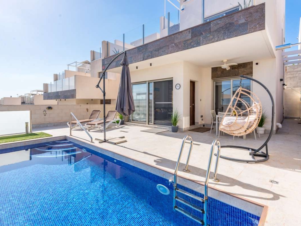 3 Bedroom 3 Bathroom Villa in Villamartin