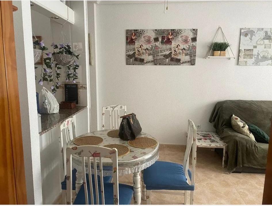 For sale - 2 Bedroom 1 Bathroom Apartment in Torrevieja - Centro  - Alicante