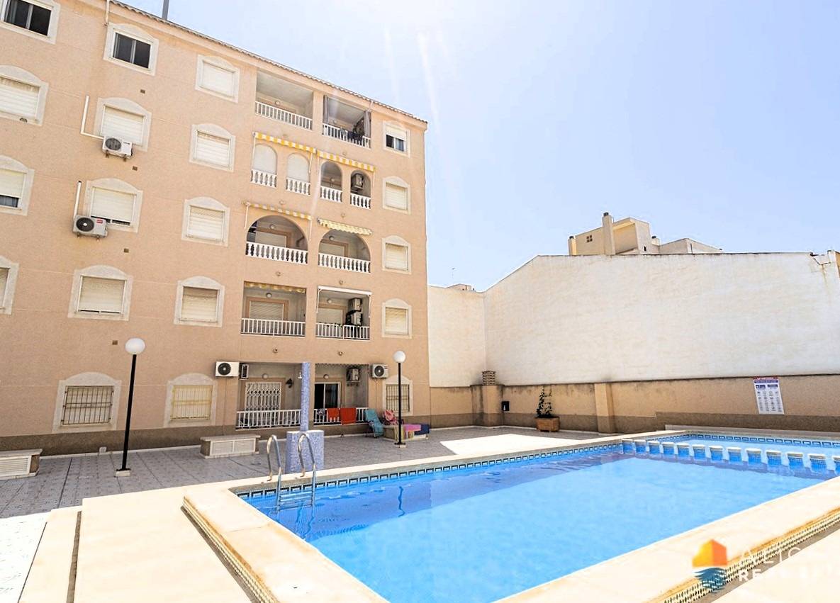 For sale - 2 Bedroom 1 Bathroom Penthouse in Torrevieja - Playa De Los Locos  - Alicante
