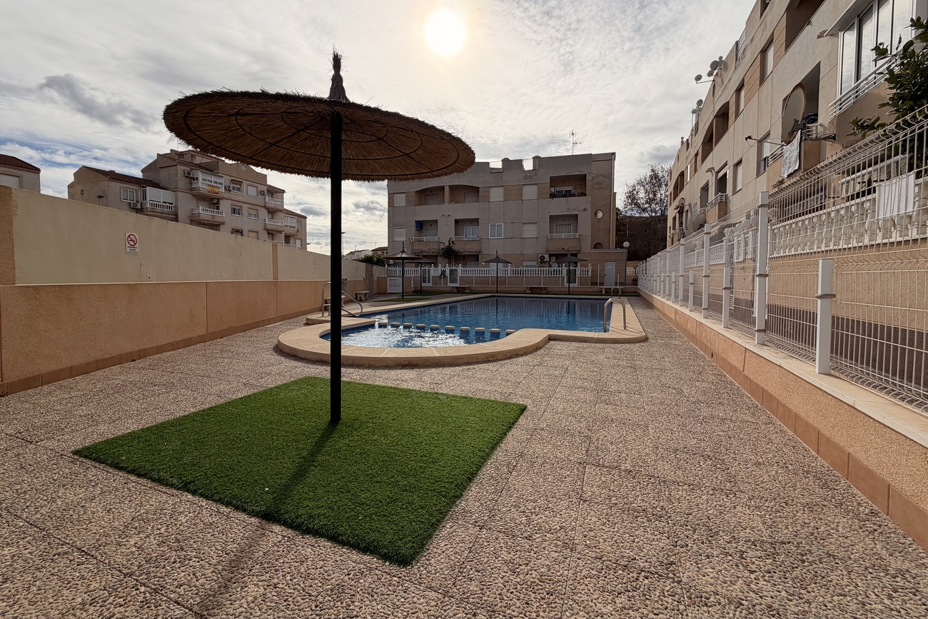 For sale - 2 Bedroom 1 Bathroom Apartment in Torrevieja - Urb. Calas Blancas III  - Alicante