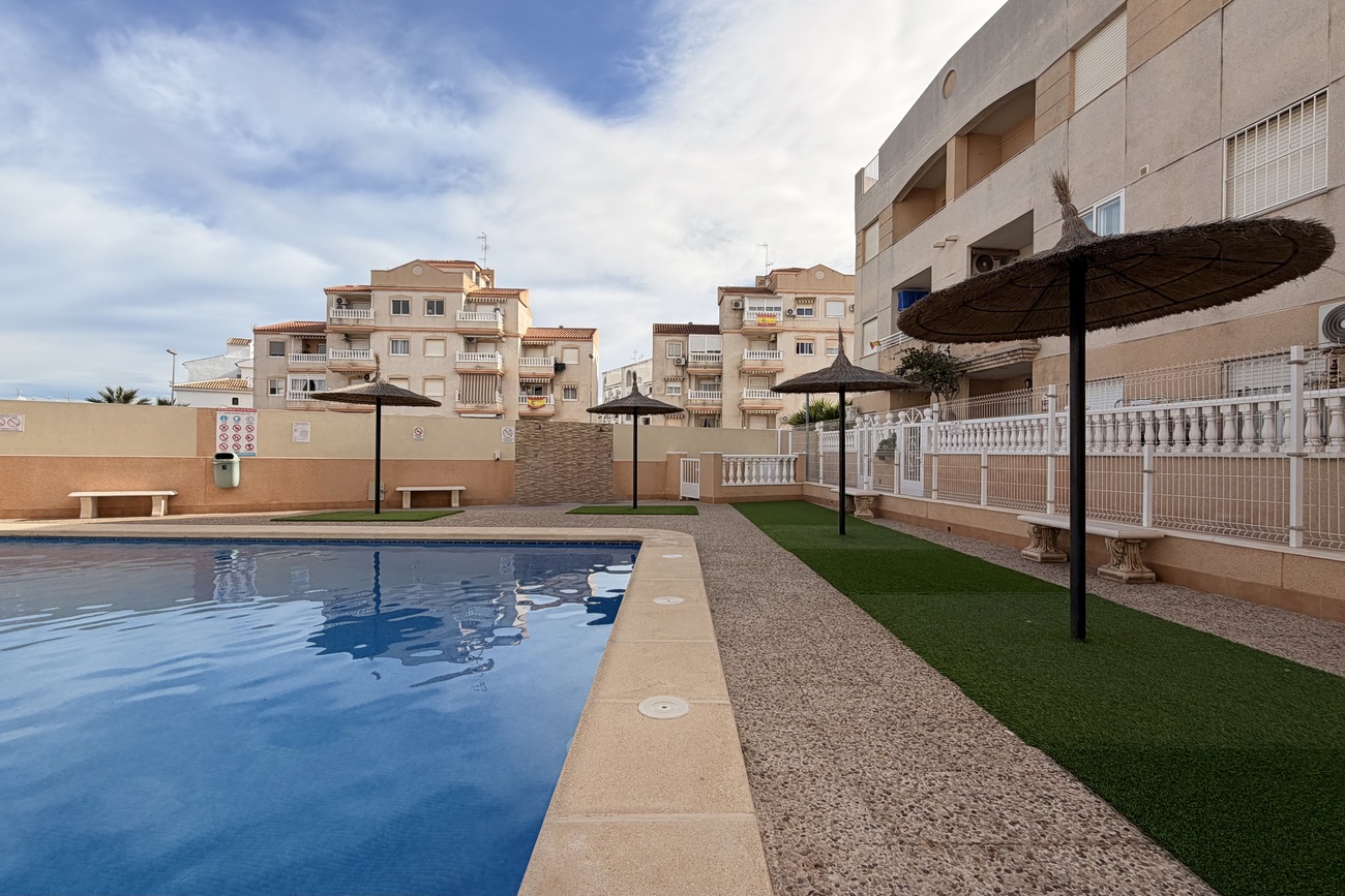 For sale - 2 Bedroom 1 Bathroom Apartment in Torrevieja - Urb. Calas Blancas III  - Alicante