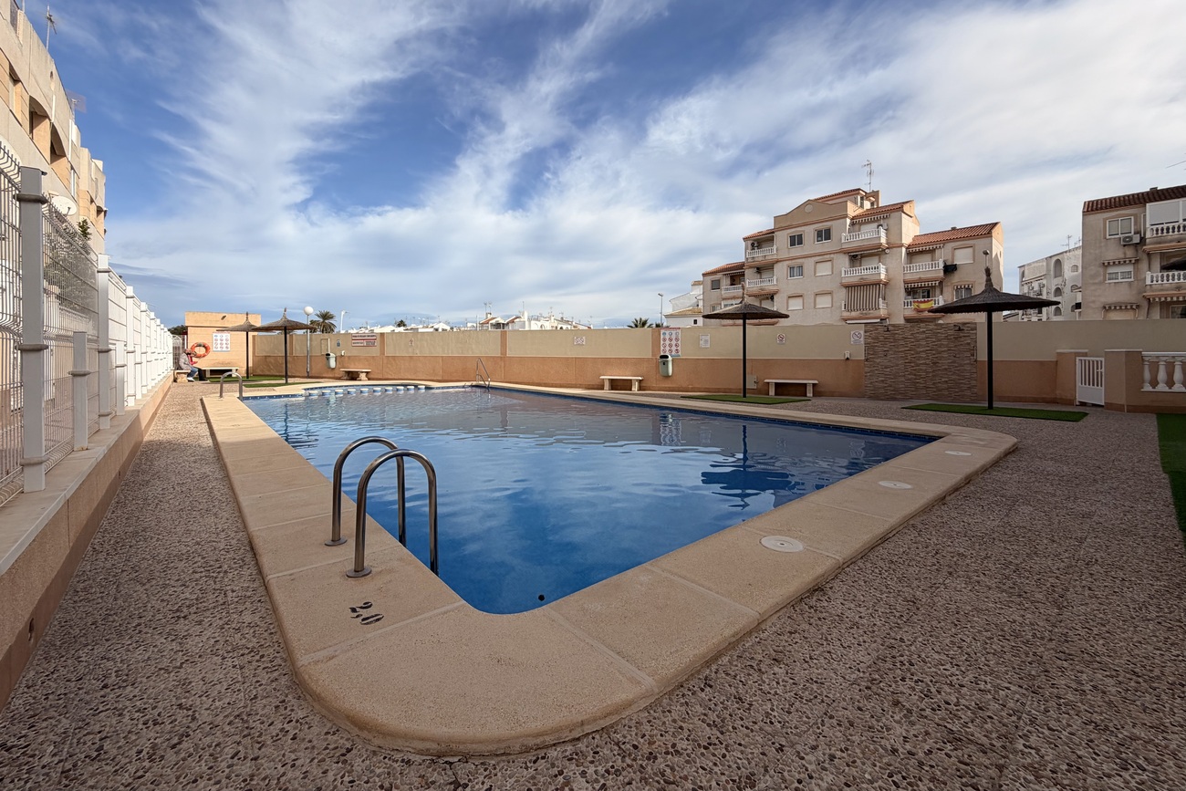 For sale - 2 Bedroom 1 Bathroom Apartment in Torrevieja - Urb. Calas Blancas III  - Alicante