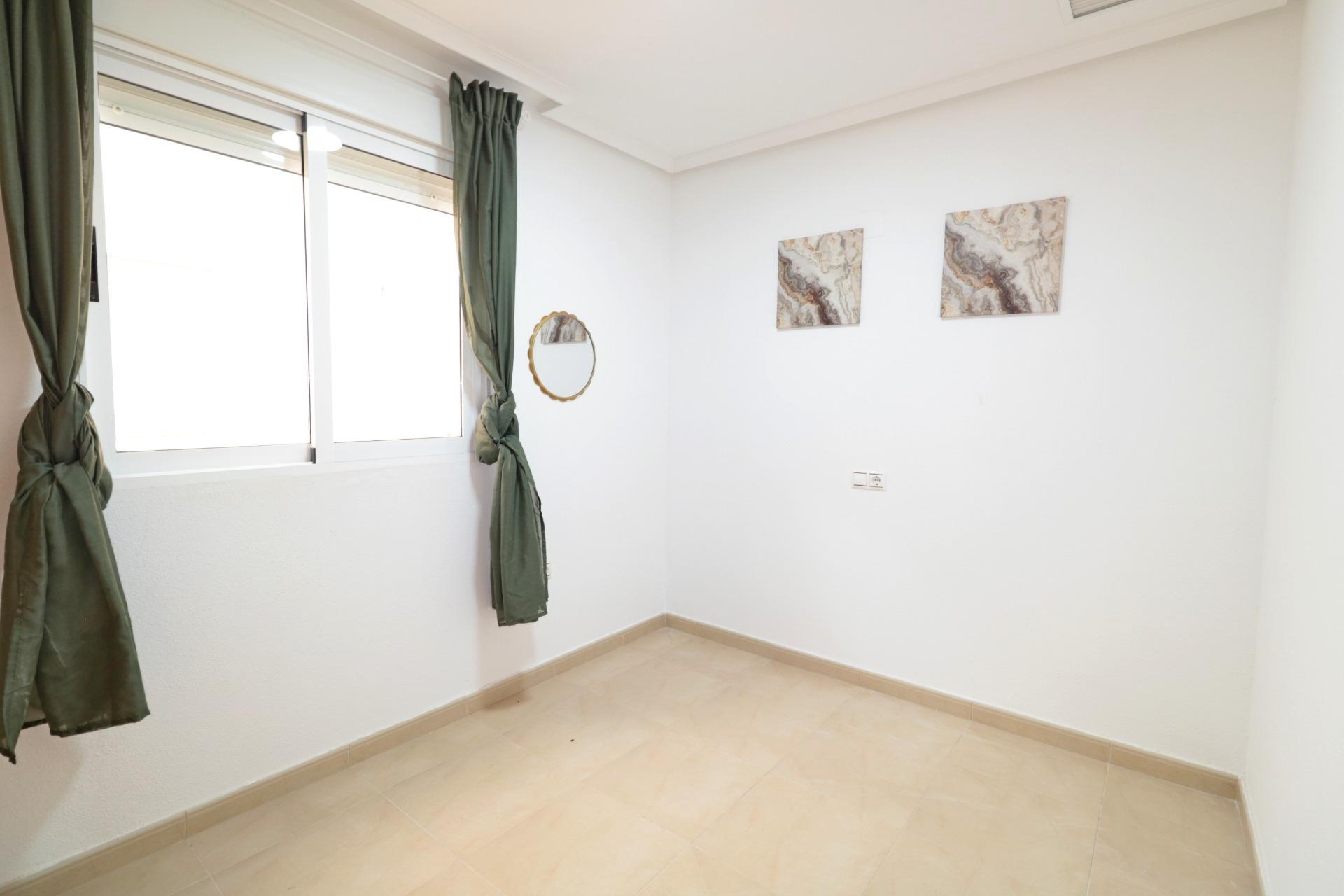 For sale - 4 Bedroom 2 Bathroom Apartment in Torrevieja - Acequion  - Alicante