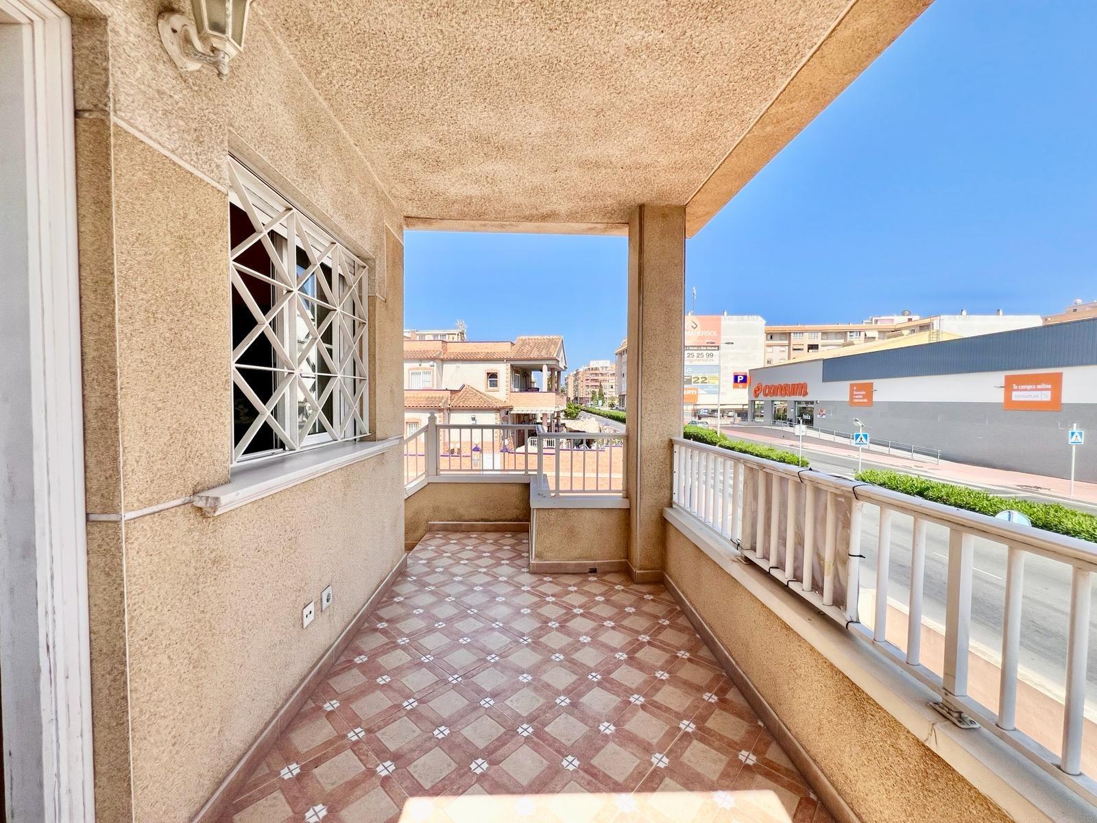For sale - 2 Bedroom 1 Bathroom Bungalow in Torrevieja - Centro  - Alicante