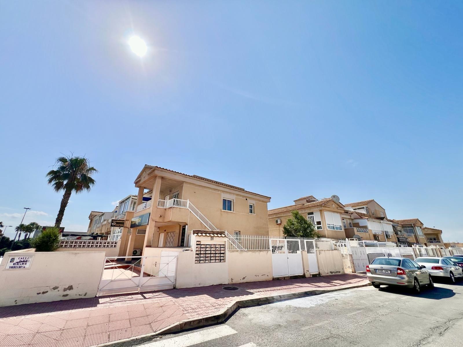 For sale - 2 Bedroom 1 Bathroom Bungalow in Torrevieja - Centro  - Alicante