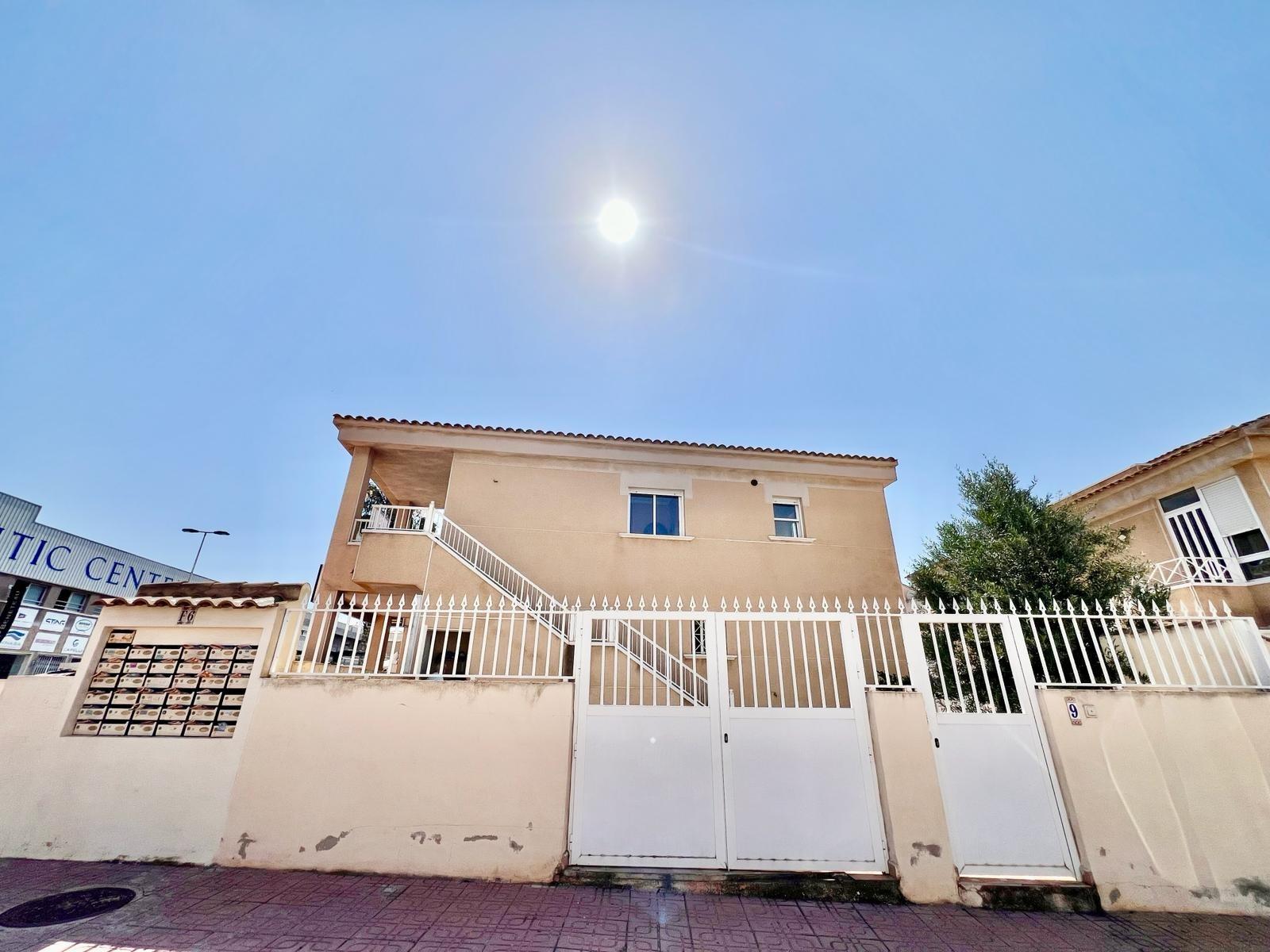 For sale - 2 Bedroom 1 Bathroom Bungalow in Torrevieja - Centro  - Alicante