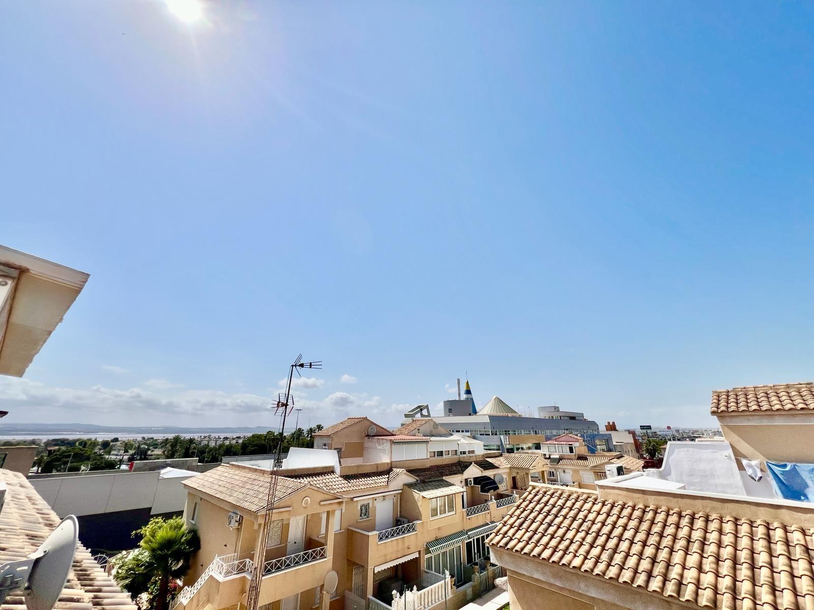 For sale - 2 Bedroom 1 Bathroom Bungalow in Torrevieja - Centro  - Alicante