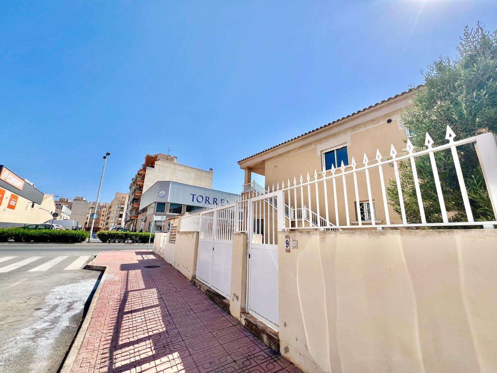 For sale - 2 Bedroom 1 Bathroom Bungalow in Torrevieja - Centro  - Alicante