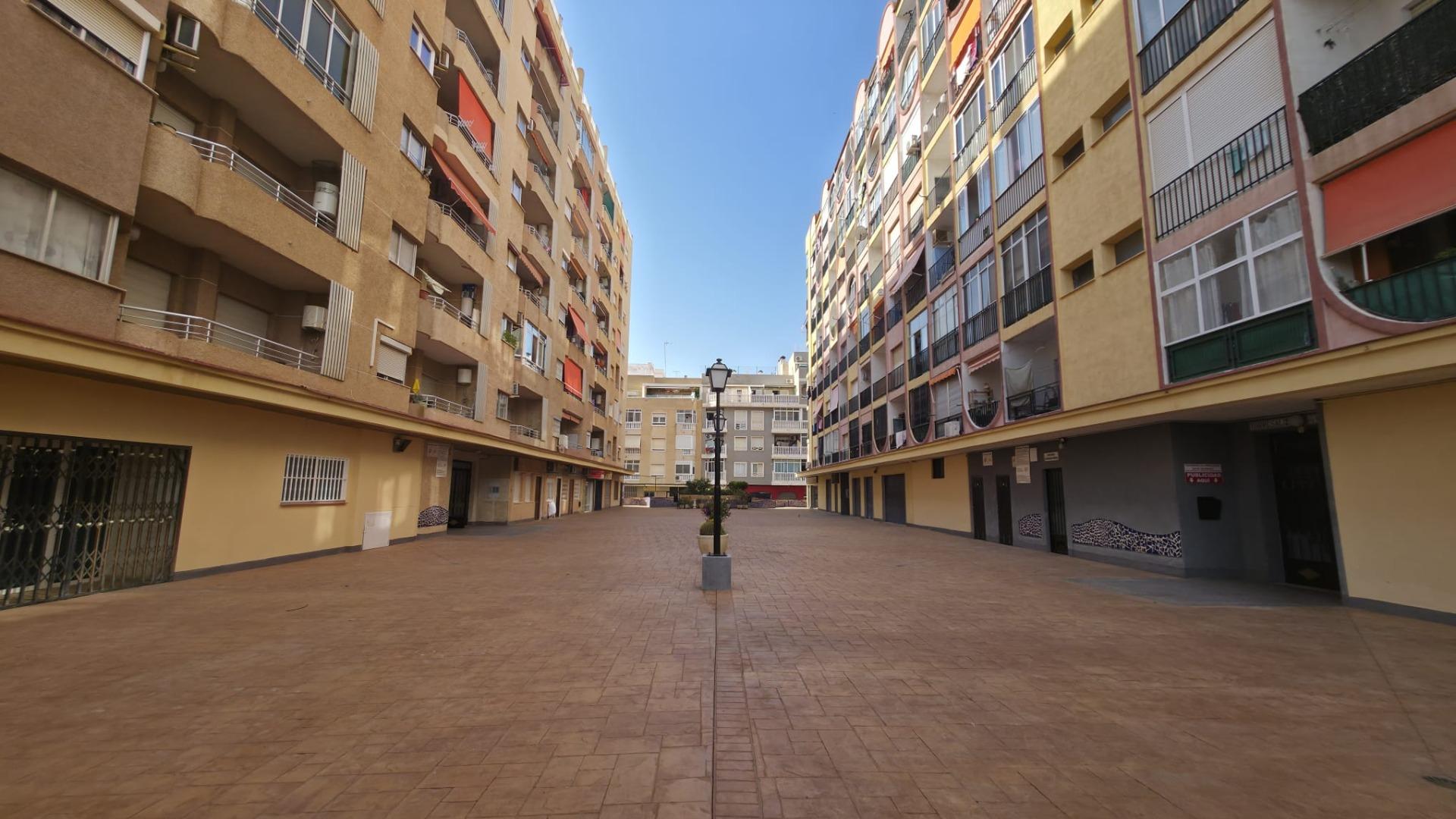 For sale - 3 Bedroom 1 Bathroom Apartment in Torrevieja - Playa Del Cura  - Alicante