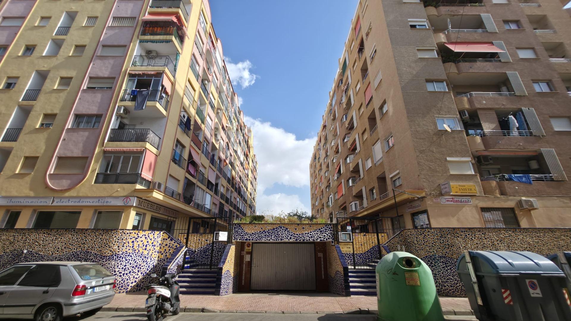 For sale - 3 Bedroom 1 Bathroom Apartment in Torrevieja - Playa Del Cura  - Alicante