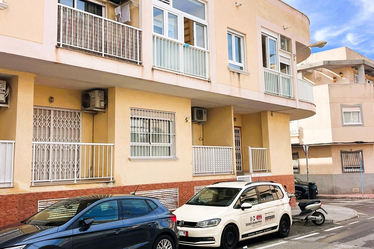 For sale - 2 Bedroom 1 Bathroom Apartment in Torrevieja - Playa De Los Locos  - Alicante
