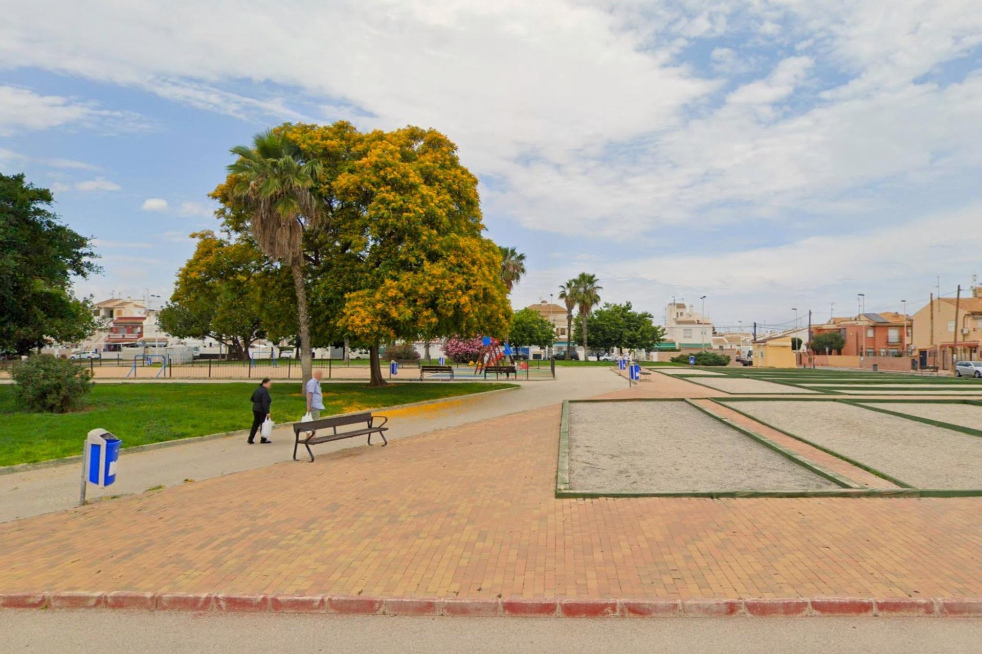 For sale - 2 Bedroom 1 Bathroom Apartment in Torrevieja - Playa De Los Locos  - Alicante