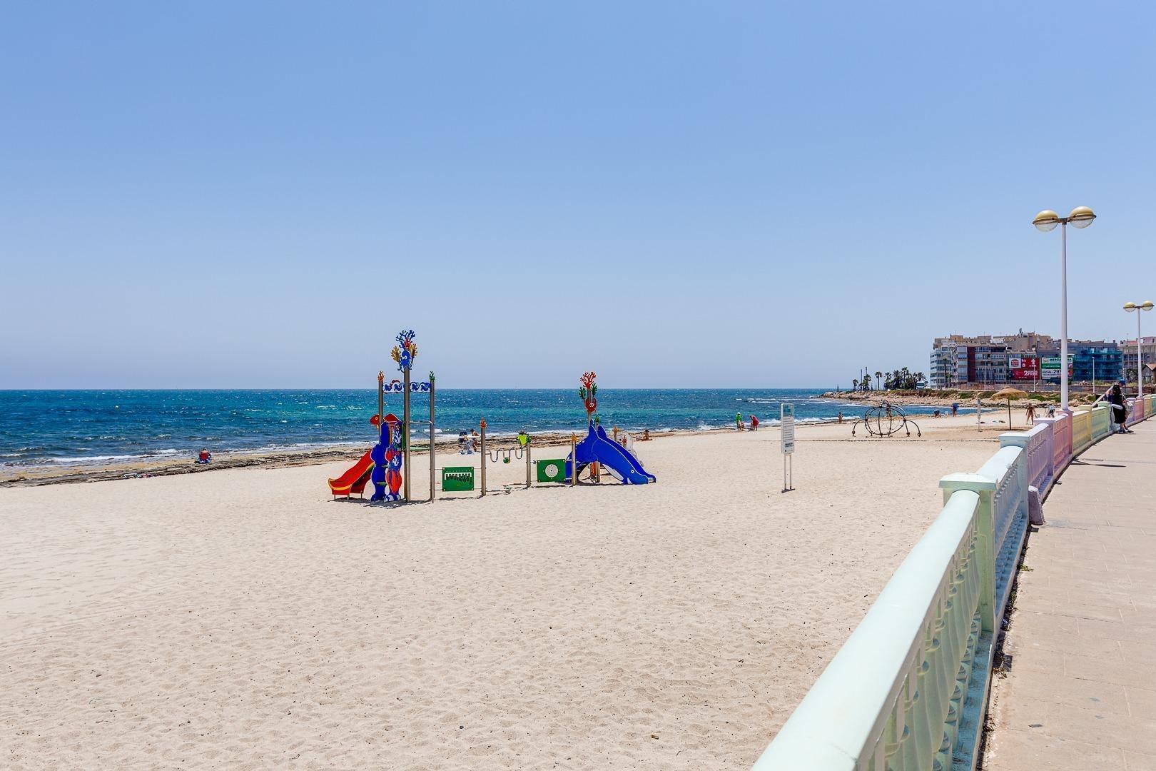 For sale - 2 Bedroom 1 Bathroom Apartment in Torrevieja - Playa De Los Locos  - Alicante