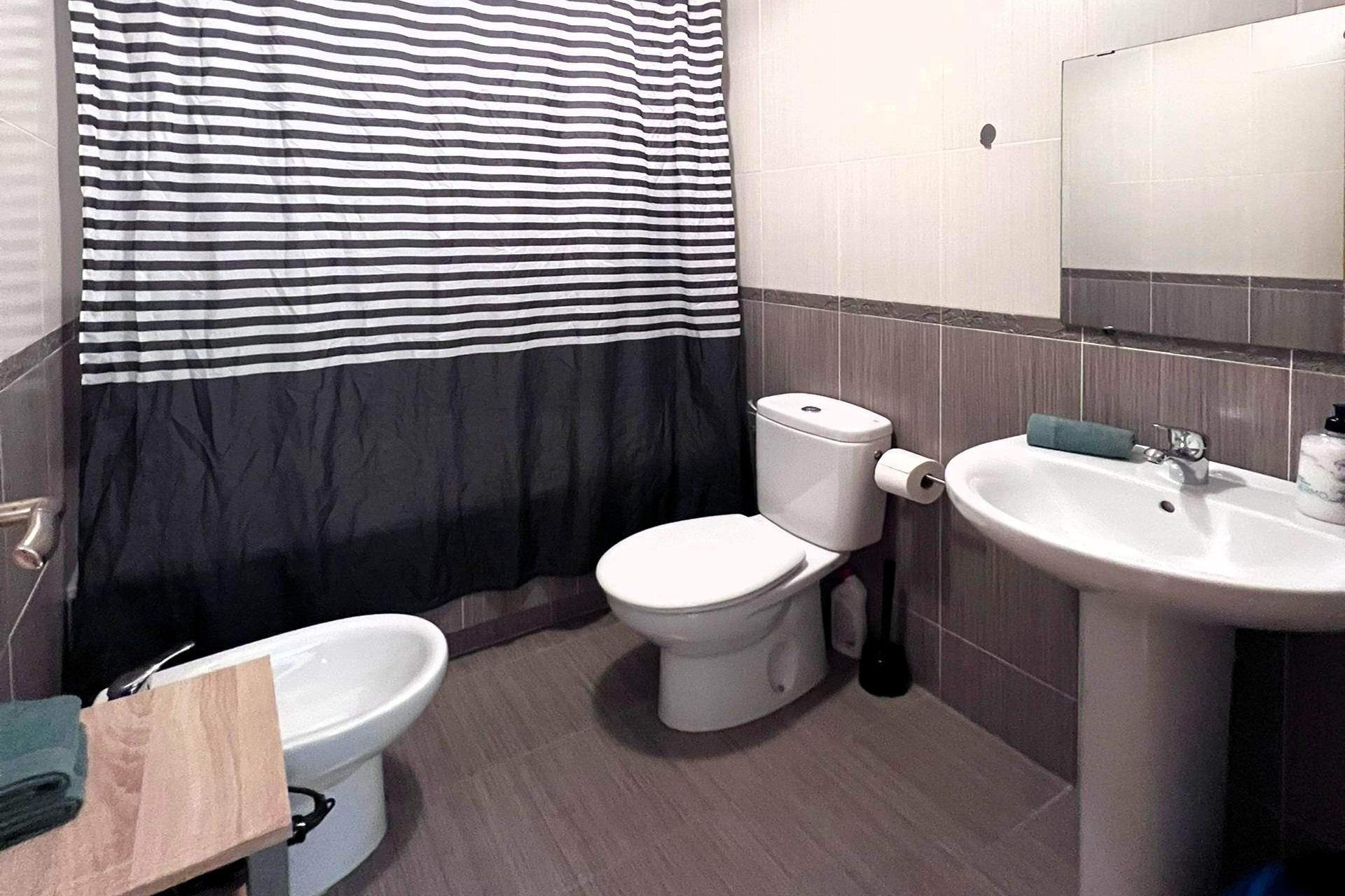 For sale - 2 Bedroom 1 Bathroom Apartment in Torrevieja - Playa De Los Locos  - Alicante