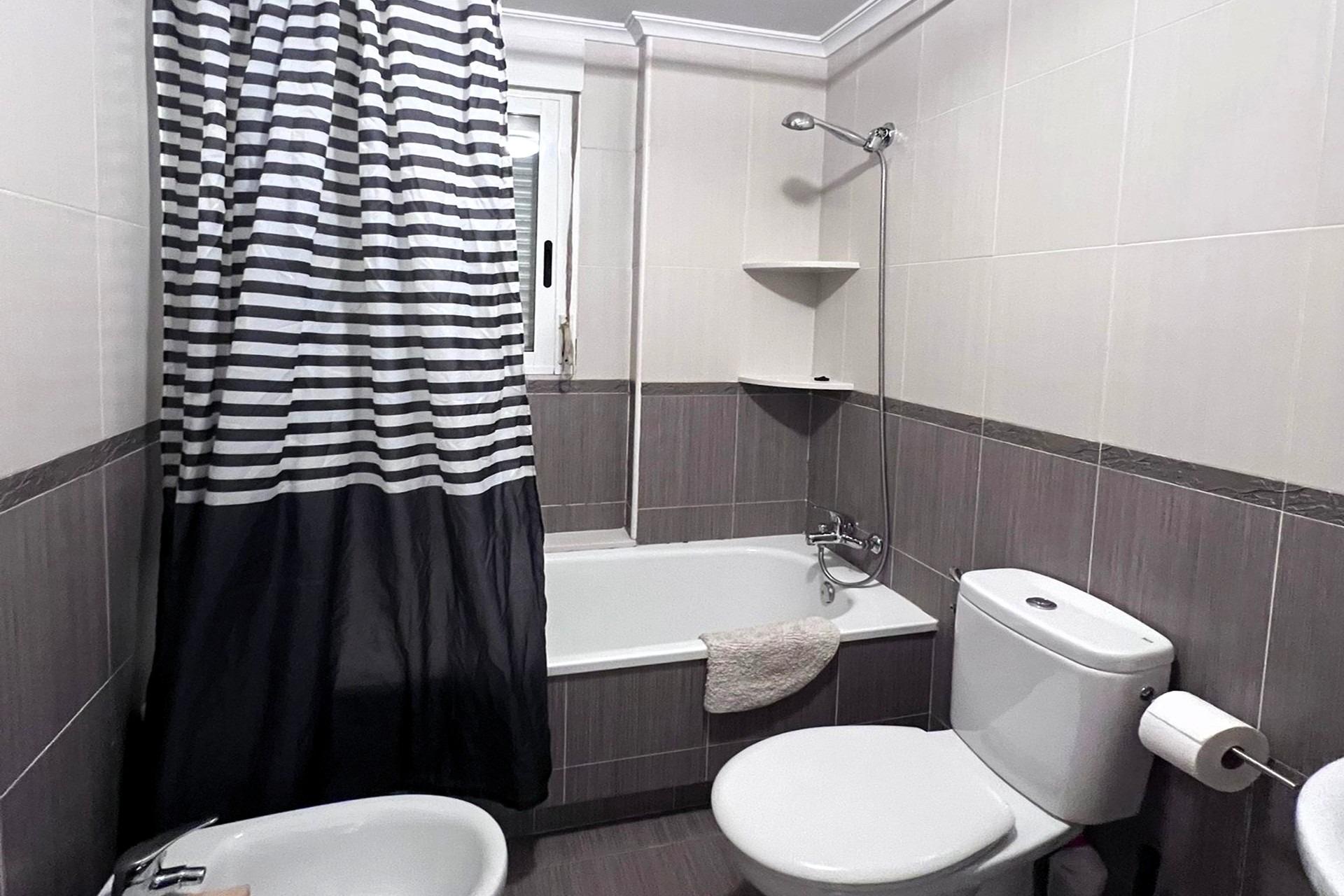 For sale - 2 Bedroom 1 Bathroom Apartment in Torrevieja - Playa De Los Locos  - Alicante