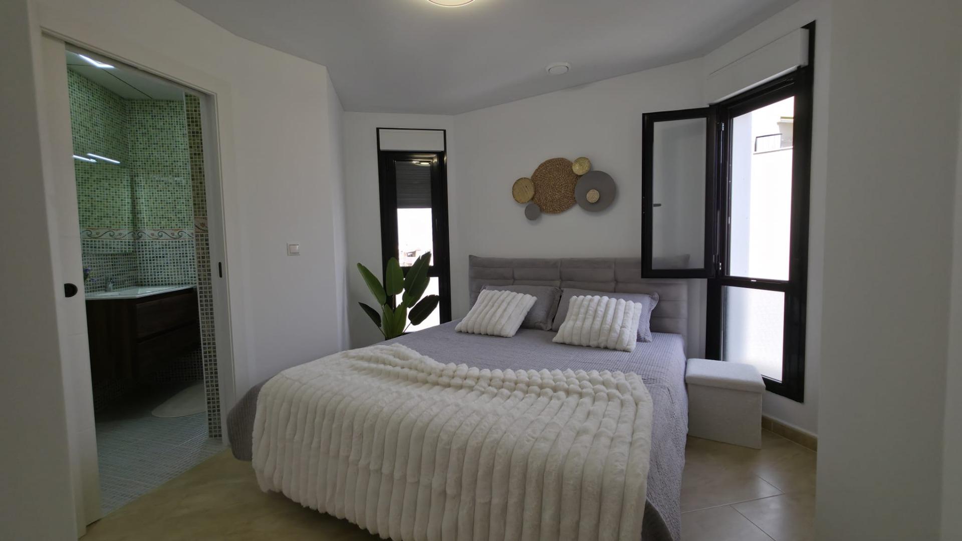 For sale - 3 Bedroom 2 Bathroom Apartment in Torrevieja - Torrevieja  - Alicante