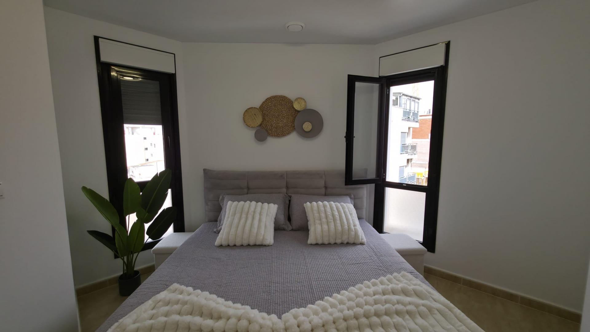 For sale - 3 Bedroom 2 Bathroom Apartment in Torrevieja - Torrevieja  - Alicante