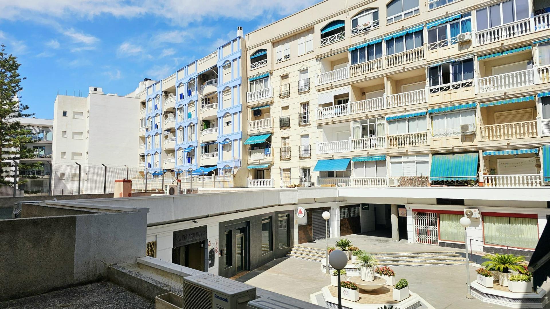 For sale - 2 Bedroom 1 Bathroom Apartment in Torrevieja - Playa De Los Locos  - Alicante