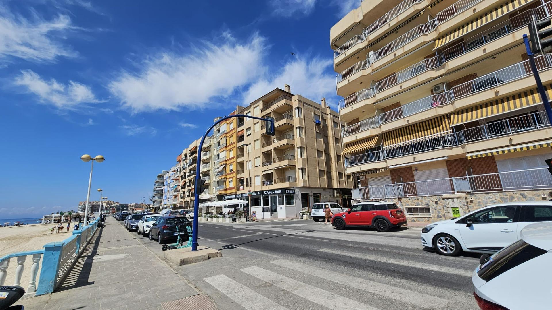 For sale - 2 Bedroom 1 Bathroom Apartment in Torrevieja - Playa De Los Locos  - Alicante