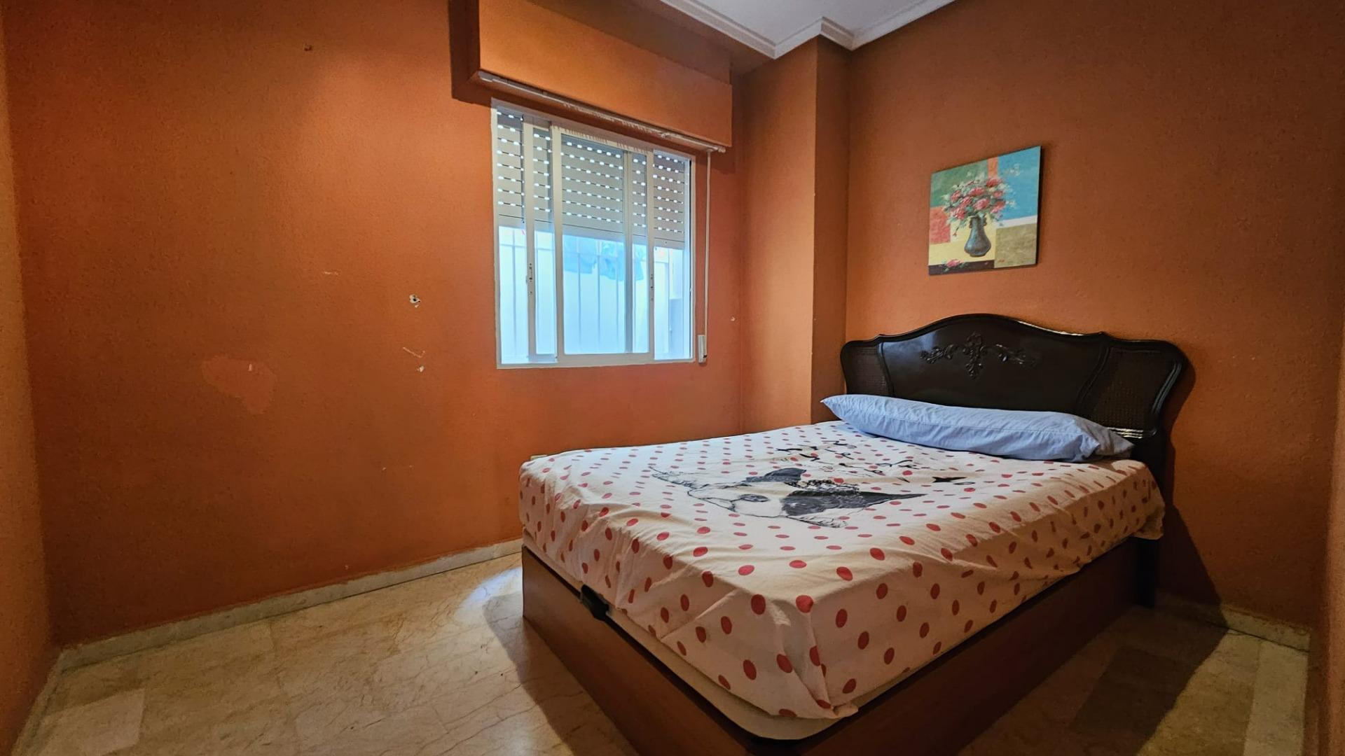 For sale - 2 Bedroom 1 Bathroom Apartment in Torrevieja - Playa De Los Locos  - Alicante