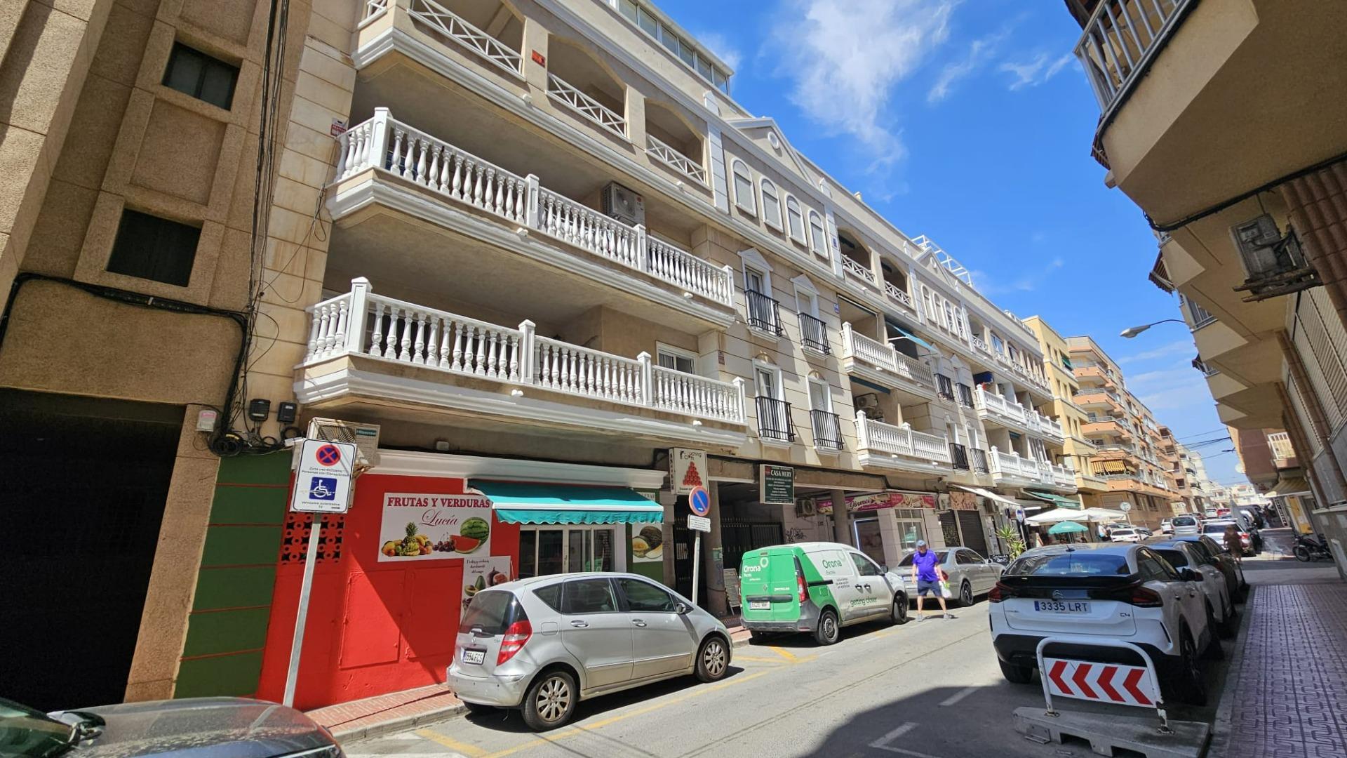 For sale - 2 Bedroom 1 Bathroom Apartment in Torrevieja - Playa De Los Locos  - Alicante