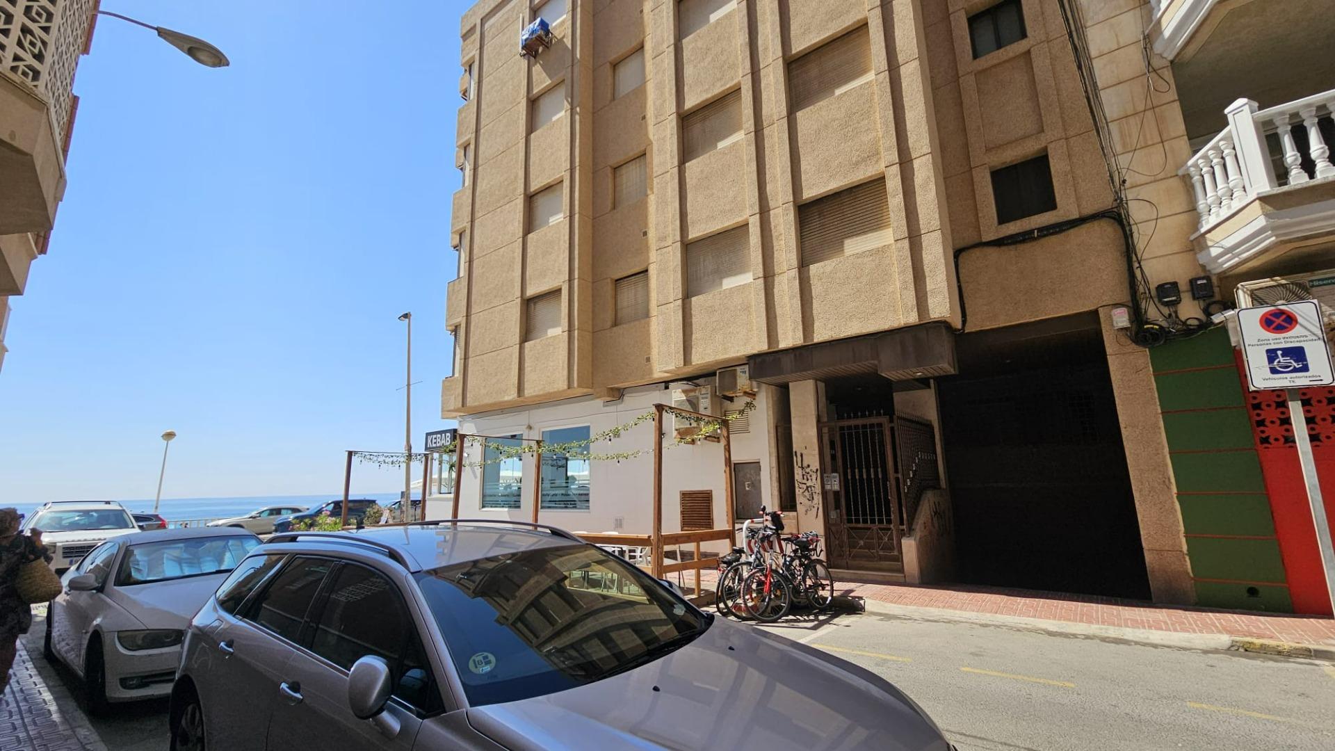 For sale - 2 Bedroom 1 Bathroom Apartment in Torrevieja - Playa De Los Locos  - Alicante