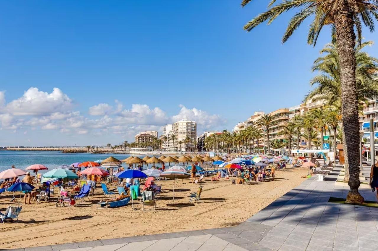 For sale - 2 Bedroom 1 Bathroom Apartment in Torrevieja - Centro  - Alicante
