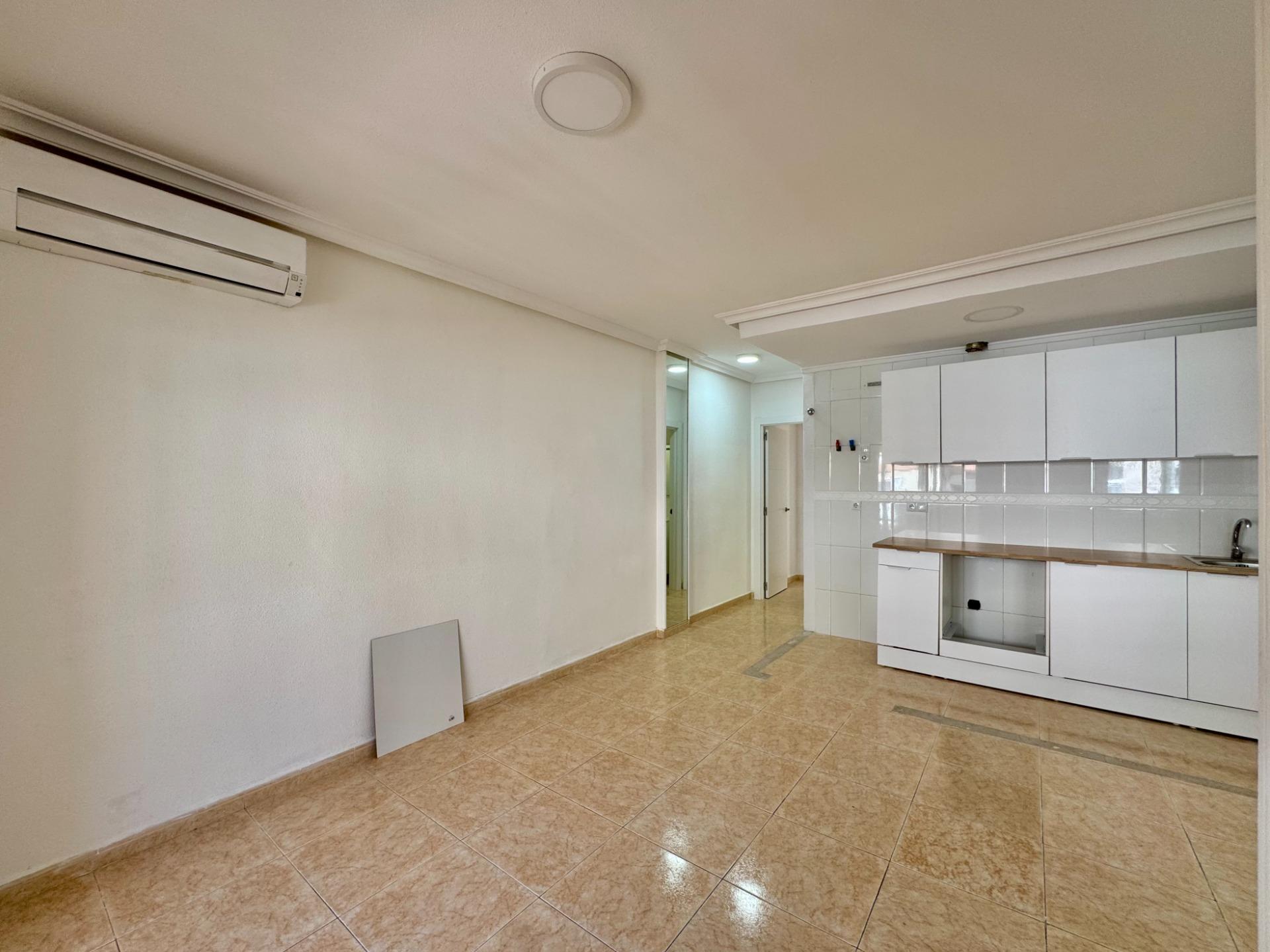 For sale - 2 Bedroom 1 Bathroom Apartment in Torrevieja - Centro  - Alicante