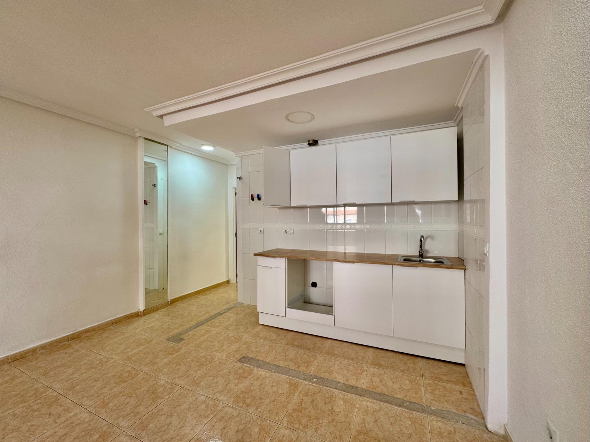 For sale - 2 Bedroom 1 Bathroom Apartment in Torrevieja - Centro  - Alicante