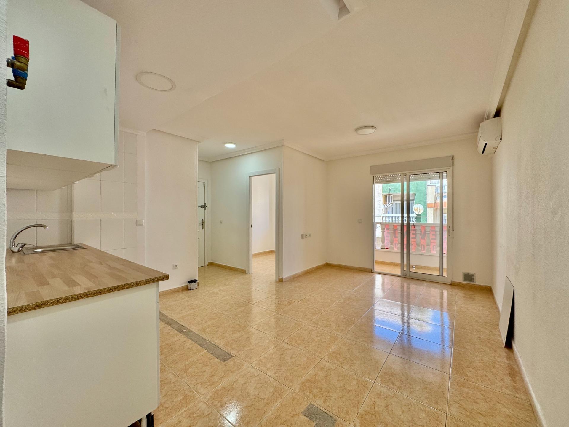 For sale - 2 Bedroom 1 Bathroom Apartment in Torrevieja - Centro  - Alicante