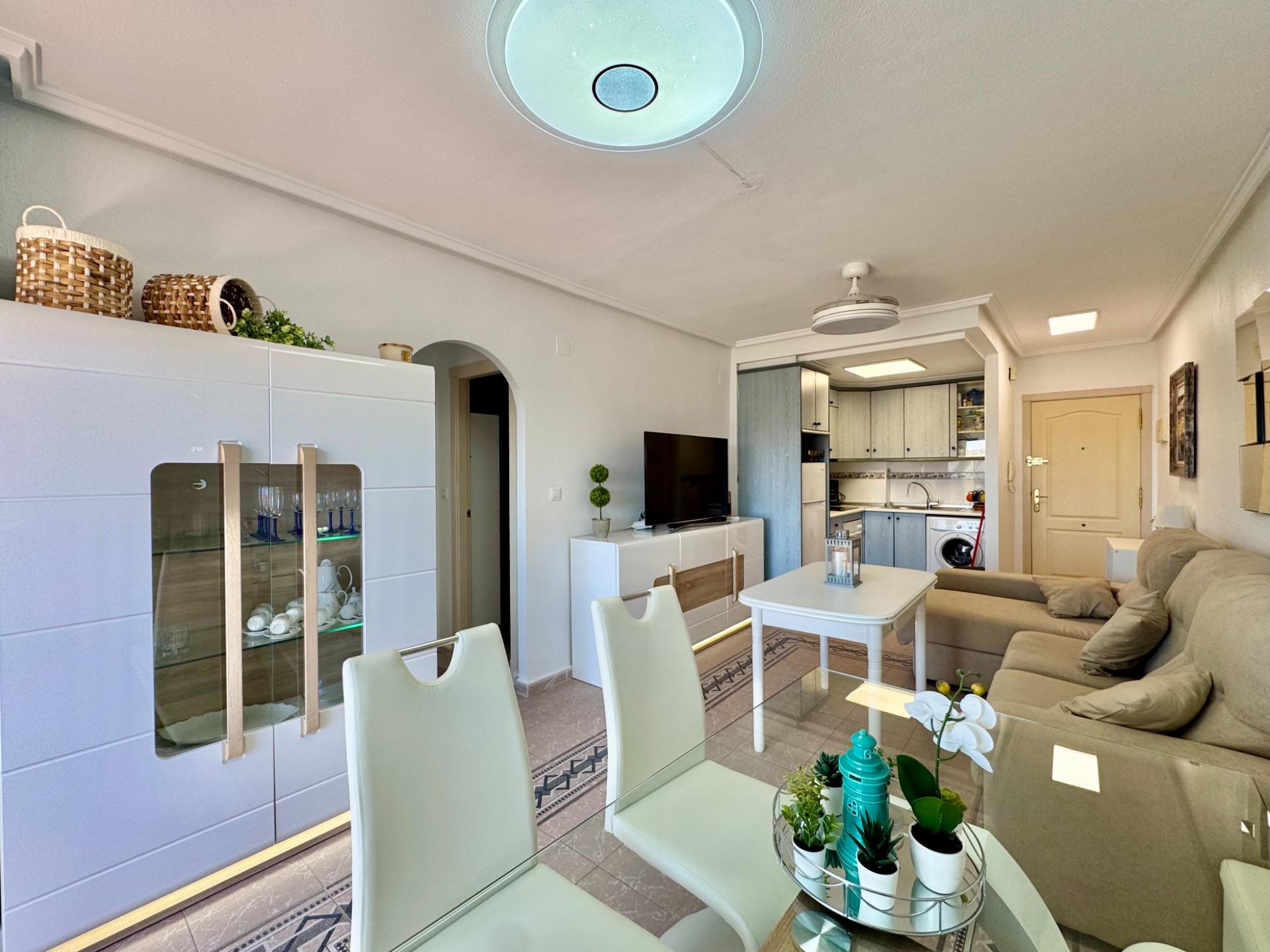 For sale - 2 Bedroom 1 Bathroom Apartment in Torrevieja - Gaspar Perrelló  - Alicante