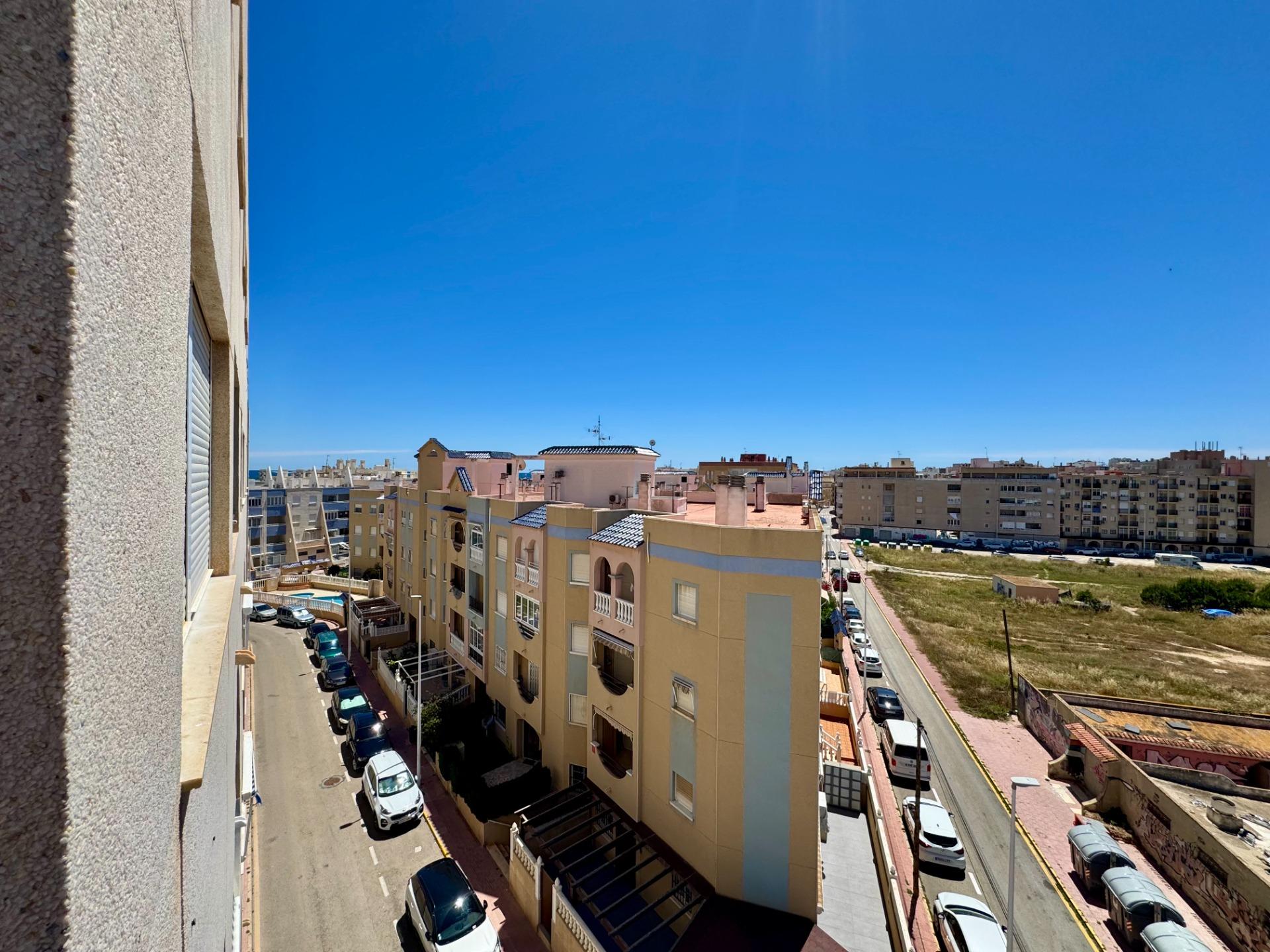 For sale - 2 Bedroom 1 Bathroom Apartment in Torrevieja - Gaspar Perrelló  - Alicante
