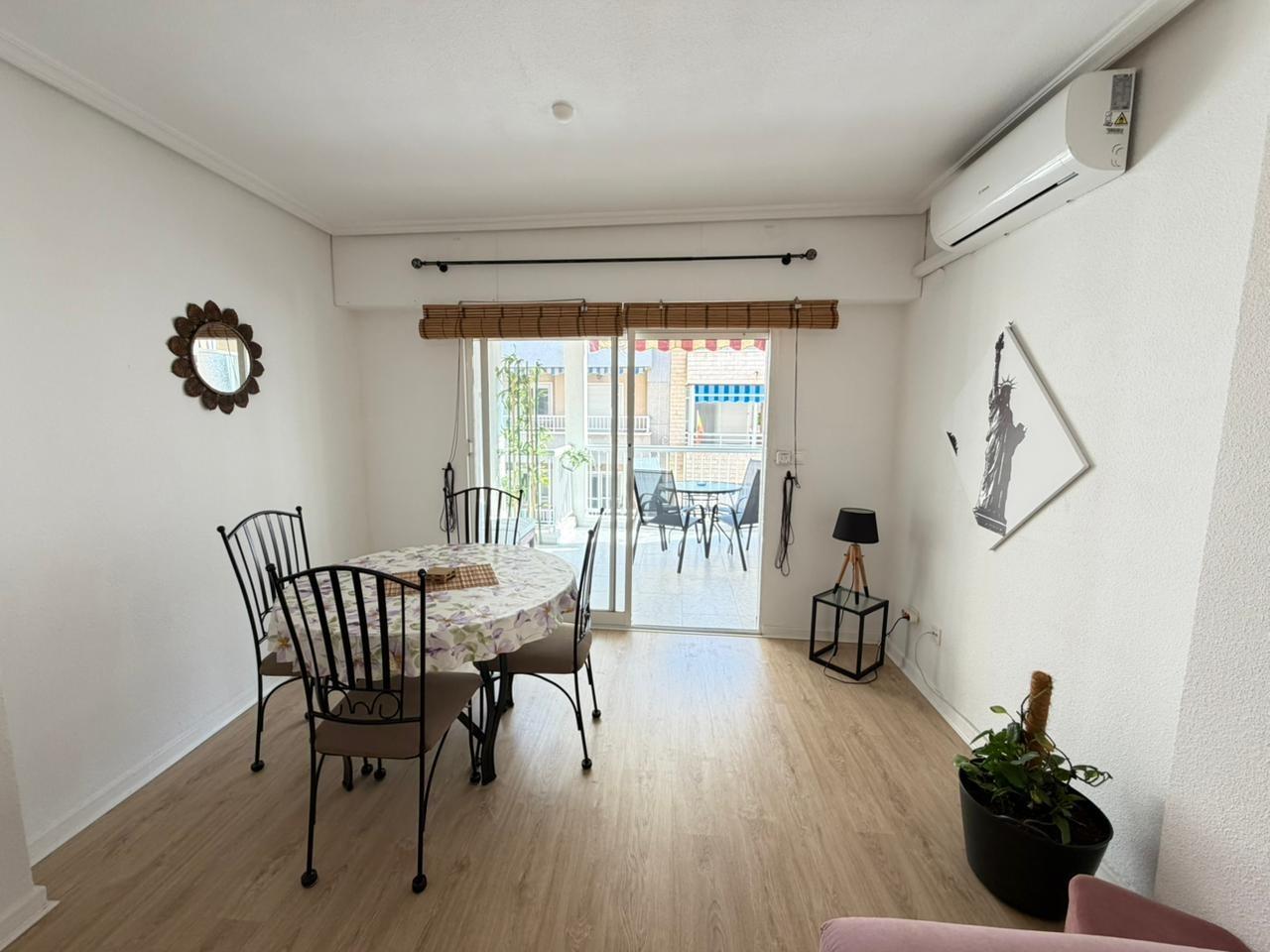 For sale - 2 Bedroom 1 Bathroom Apartment in Torrevieja - Playa Del Cura  - Alicante