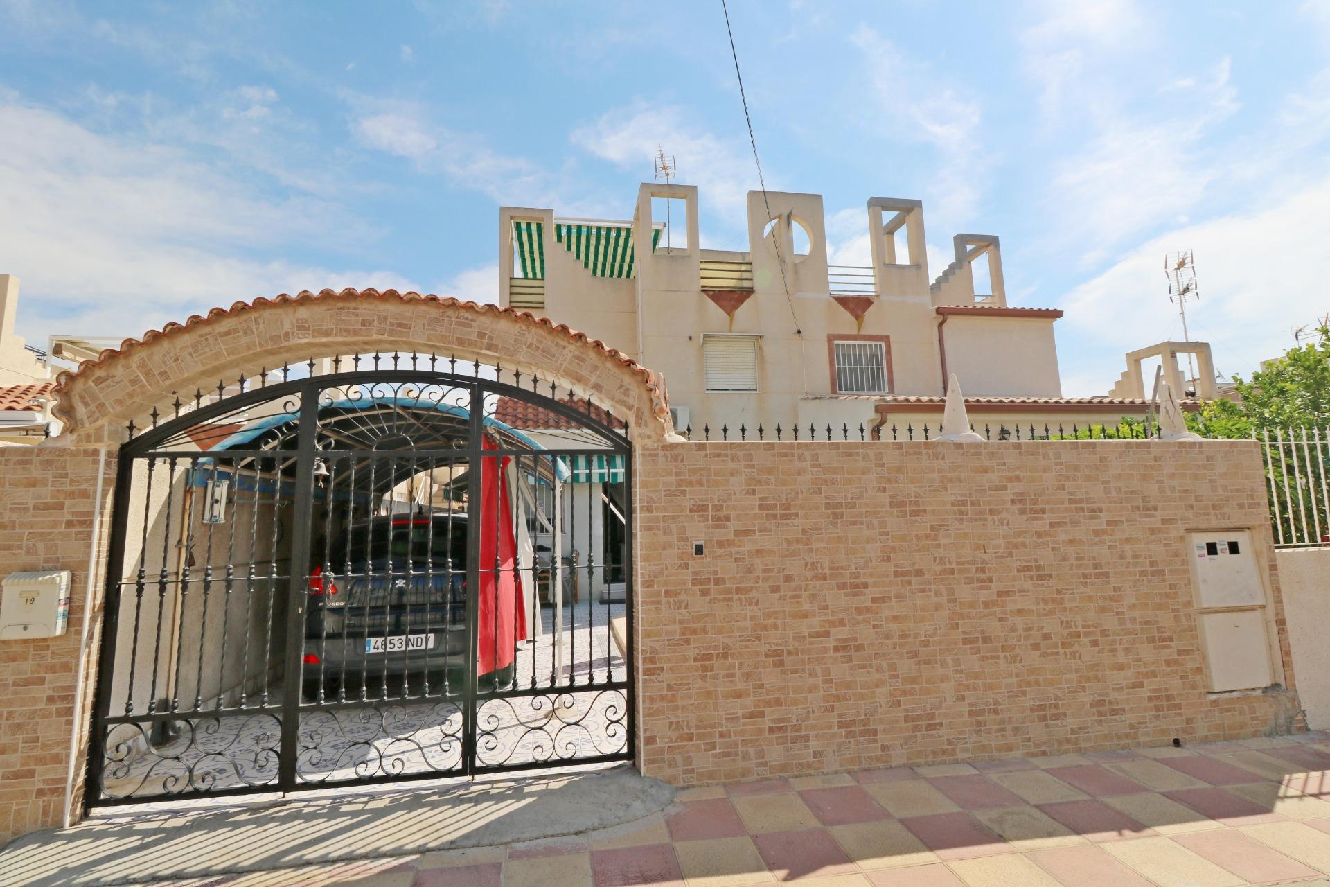For sale - 4 Bedroom 2 Bathroom Quad House in Torrevieja - Torretas  - Alicante