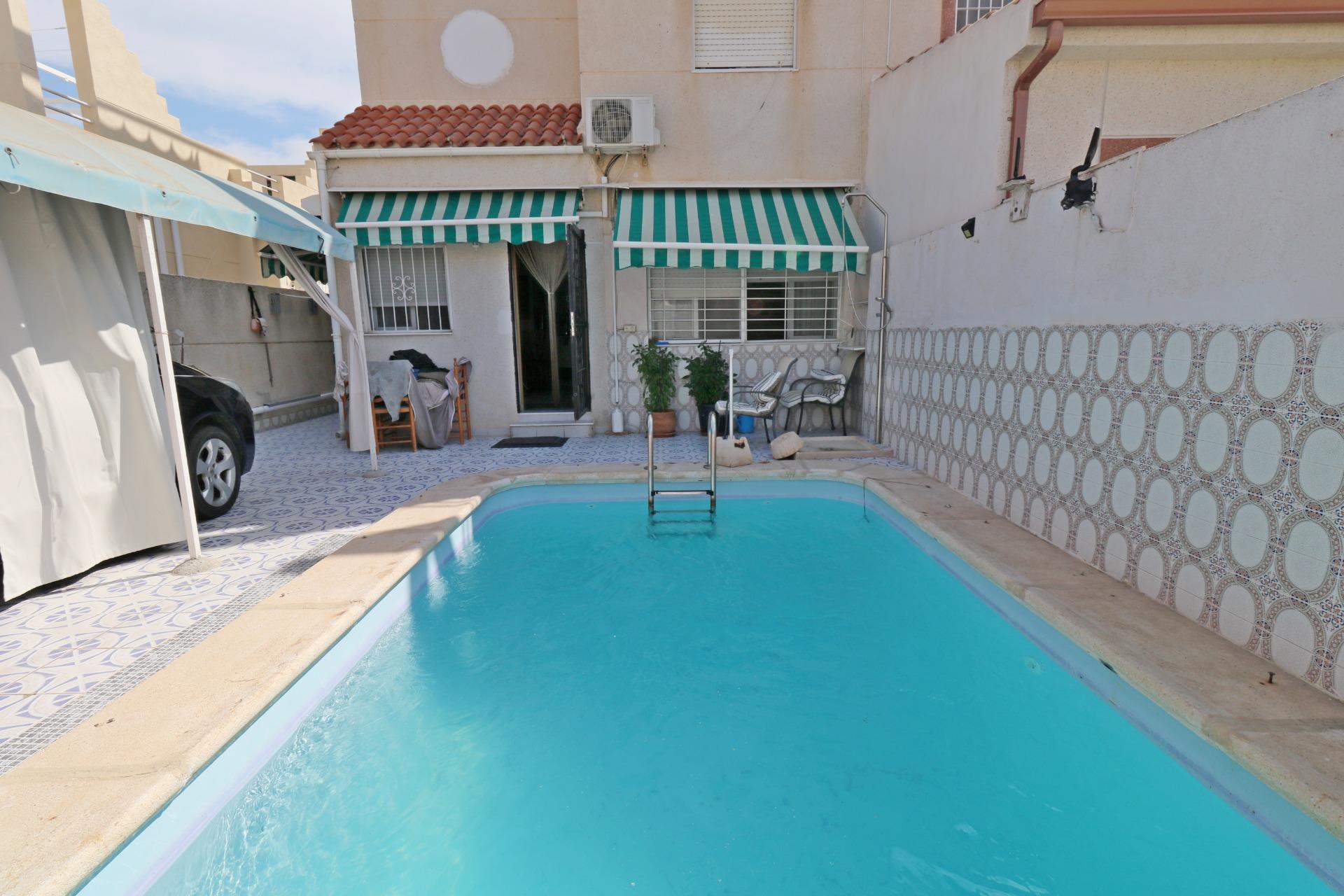 For sale - 4 Bedroom 2 Bathroom Quad House in Torrevieja - Torretas  - Alicante
