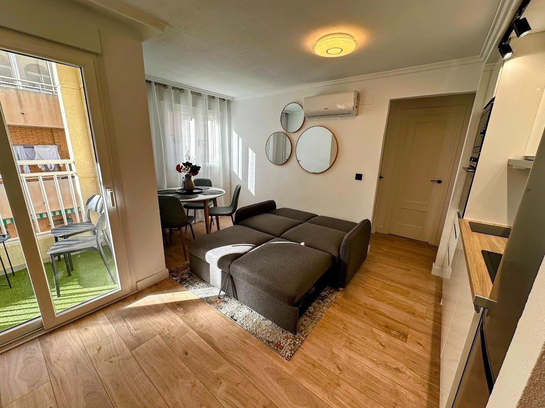 For sale - 2 Bedroom 1 Bathroom Apartment in Torrevieja - Centro  - Alicante