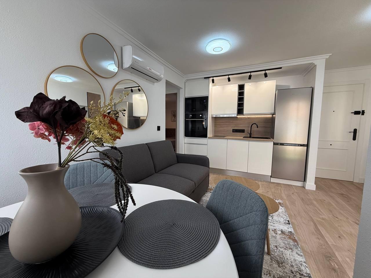 For sale - 2 Bedroom 1 Bathroom Apartment in Torrevieja - Centro  - Alicante