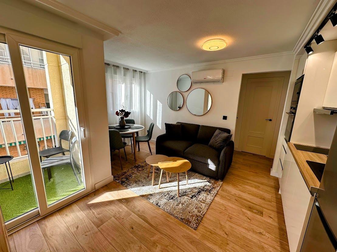 For sale - 2 Bedroom 1 Bathroom Apartment in Torrevieja - Centro  - Alicante