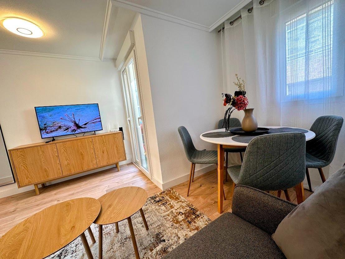 For sale - 2 Bedroom 1 Bathroom Apartment in Torrevieja - Centro  - Alicante