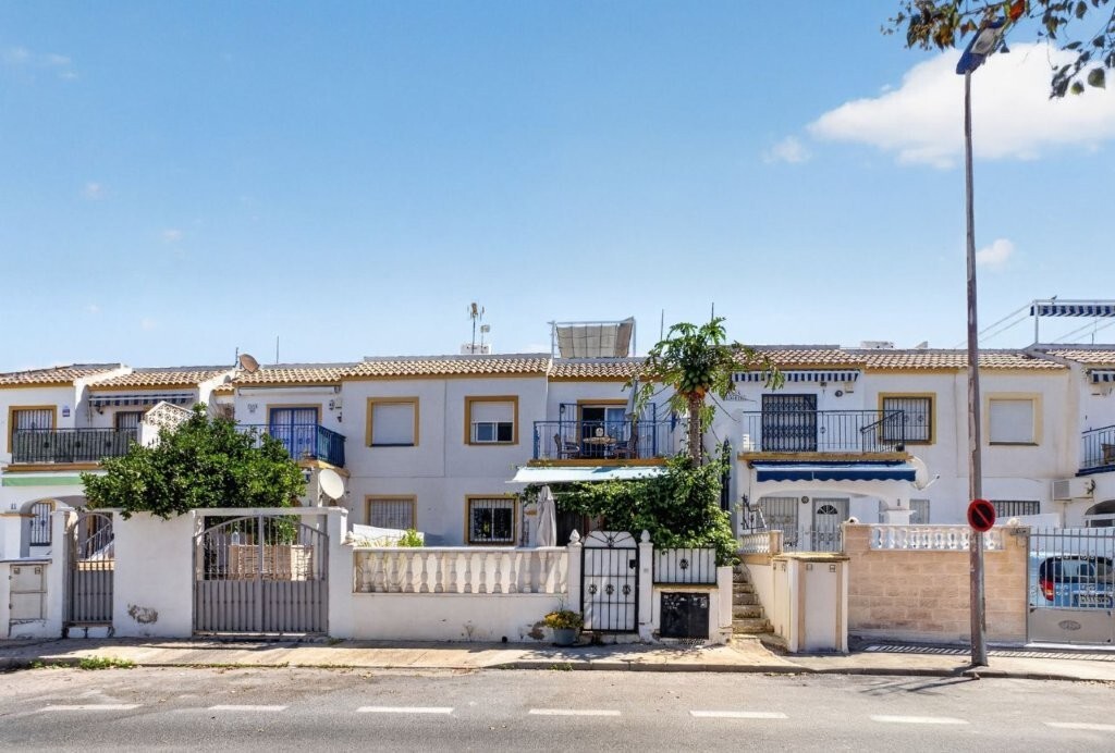 For sale - 2 Bedroom 1 Bathroom Apartment Penthouse in Torrevieja - Jardin del Mar  - Alicante