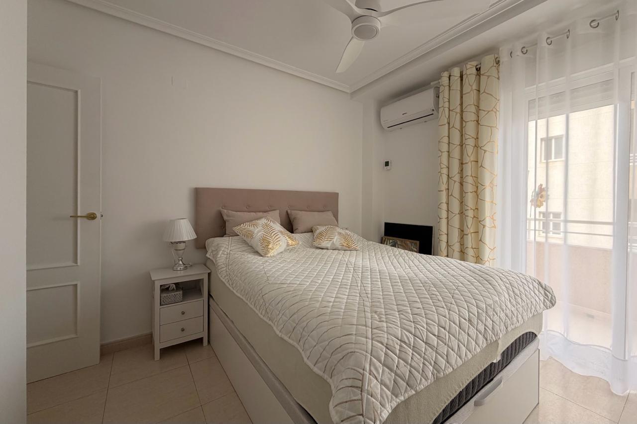For sale - 3 Bedroom 2 Bathroom Apartment in Torrevieja - Centro  - Alicante