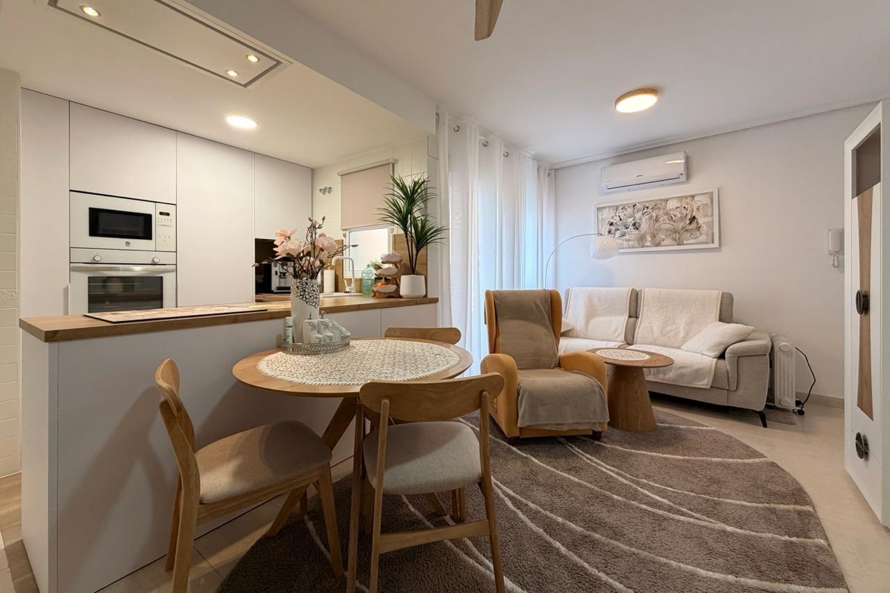 For sale - 3 Bedroom 2 Bathroom Apartment in Torrevieja - Centro  - Alicante