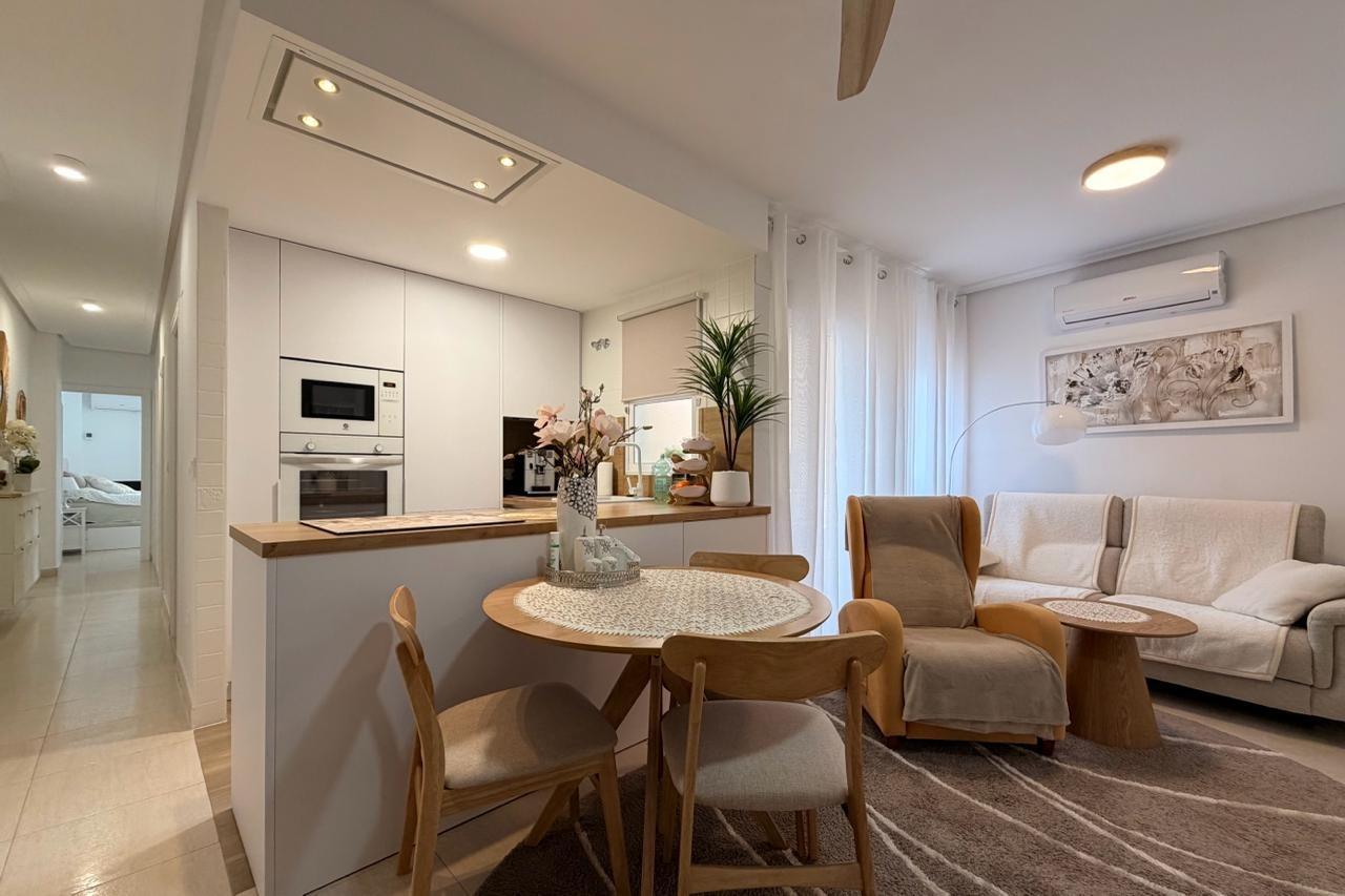 For sale - 3 Bedroom 2 Bathroom Apartment in Torrevieja - Centro  - Alicante